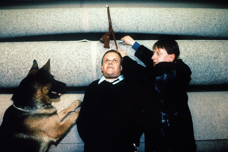 „Kommissar Rex“, „Der Voyeur.“ Durch Zufall beobachtet der Voyeur Albin Mahler den Mord an einer Frau. Mahler kann das Geschehen fotografieren und versucht nun den Mörder zu erpressen. Doch schon kurz darauf geschieht ein weiterer Mord. Während Kommissar Brandtner und Rex fieberhaft nach dem Täter suchen, gerät Albin Mahler zunehmend in Lebensgefahr. Im Bild (v.li.): Robert Meyer (Albin Mahler), Heinz Weixelbraun (Christian Böck). – Bild: AXN Crime