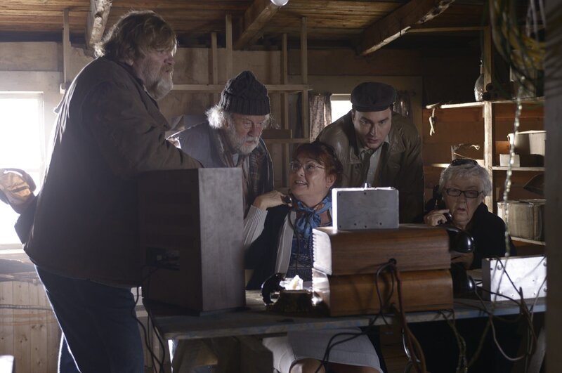 Um auf alle seine Wünsche eingehen zu können, hören Murray (Brendan Gleeson, l.), Simon (Gordon Pinsent, 2.v.l.) und Henry (Mark Critch, 2.v.r.) mit Hilfe von Vera (Mary Walsh, M.) und Ellie (Margaret Killingbeck, r.) Pauls analoge Telefongespräche ab. – Bild: ZDF/ Max Films Um auf alle seine Wünsche eingehen zu können, hören Murray (Brendan Gleeson, l.), Simon (Gordon Pinsent, 2.v.l.) und Henry (Mark Critch, 2.v.r.) mit Hilfe von Vera (Mary Walsh, M.) und Ellie (Margaret Killingbeck, r.) Pauls analoge Telefongespräche ab. – Bild: ZDF/ Max Films