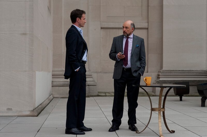 L-R: Neal Caffrey (Matt Bomer) und Strombroker Andrew Stanzler (Richard Schiff) – Bild: David Giesbrecht /​ David Giesbrecht/​USA Network /​ Episodic /​ © USA Network