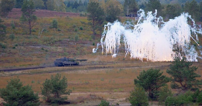 Die Bundeswehr übt den Angriff auf dem Truppenübungsplatz in der Lüneburger Heide. – Bild: ZDF Die Bundeswehr übt den Angriff auf dem Truppenübungsplatz in der Lüneburger Heide. – Bild: ZDF