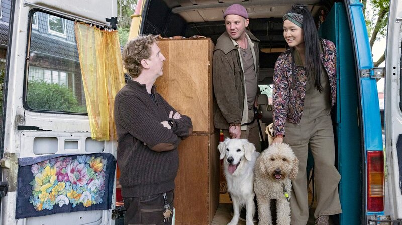 Wer hintergeht hier wen? v.l.n.r: Kai Schwarz (Uke Bosse), Björn Witthus (Max Thommes), Vanessa Riemann (Jing Xiang) – Bild: NDR/​Sandra Hoever