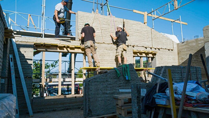 Ist Beton ökologisch um Längen voraus: Bau eines Wohnhauses aus Stampflehm im österreichischen Schlins. – Bild: Samir Saad /​ ZDF