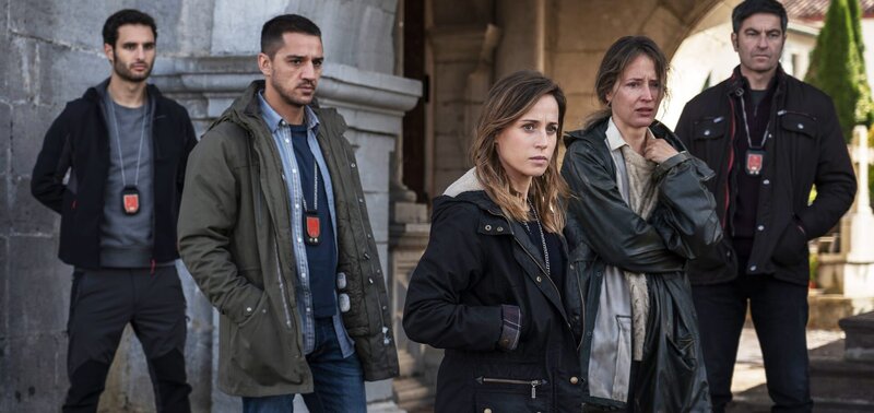 Zusammen mit ihrem Ermittlungsteam aus Goñi (Eduardo Rosa, l.), Jonan Etxaide (Carlos Librado ‚Nene‘, 2. v. l.) und Iriarte (Ánjel Alkain, r.) wohnt Amaia Salazar (Marta Etura, M.) einer Graböffnung bei, deren Ergebnis die schlimmsten Befürchtungen und die Anschuldigungen der Zeugin Yolanda Berrueta (Marta Larralde, 2. v. r.) bestätigen soll. – Bild: ZDF