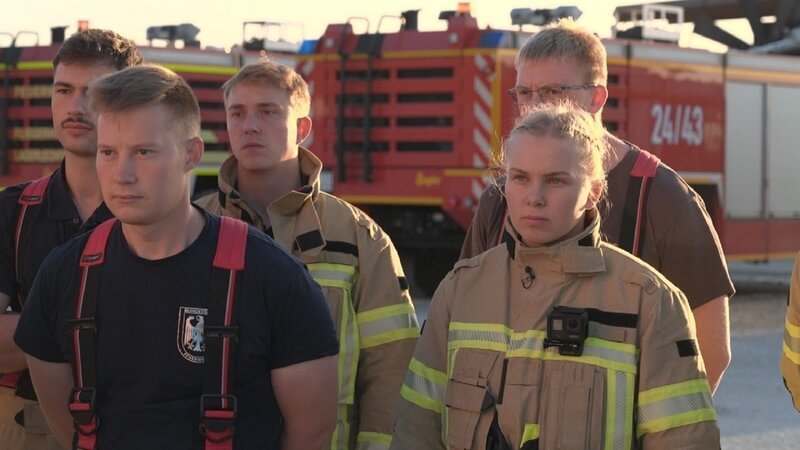Justine mit Kameraden beim Brandschutzlehrgang – Bild: ZDF und Carmen d’Avis