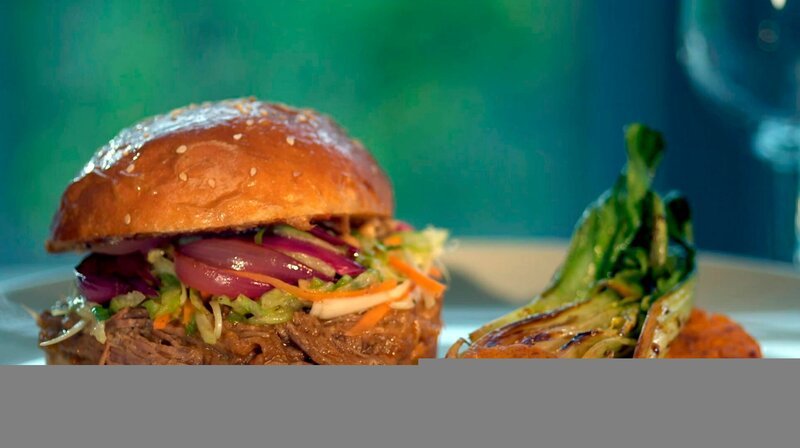 Pulled Pork Burger mit asiatischer Eisbergsalat-Füllung und gebackenen Süßkartoffeln. – Bild: WDR/​Melanie Grande