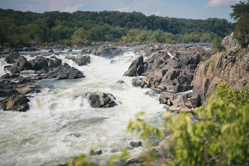 Stromschnellen im Great Falls National Park, zerklüftete Felslandschaft – Potomac River, Potomac, Maryland – Bild: Rivers Two (Saloon) Productions Inc.