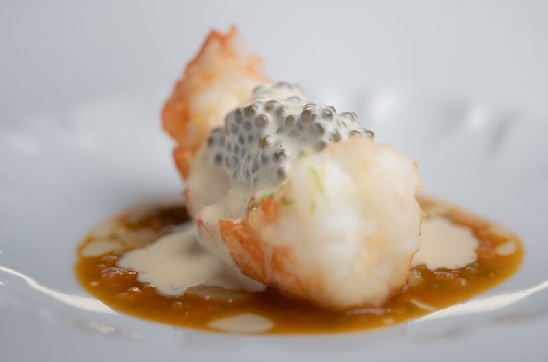 Frischer geht es nicht. Kurz zuvor war das noch Teil einer quicklebendigen Languste. Um seinen Qualitätsansprüchen zu entsprechen, hat Daniel Schimkowitsch mit einem Lieferanten eine Methode für den Lebendtransport entwickelt. – Bild: SWR/​heyfilm