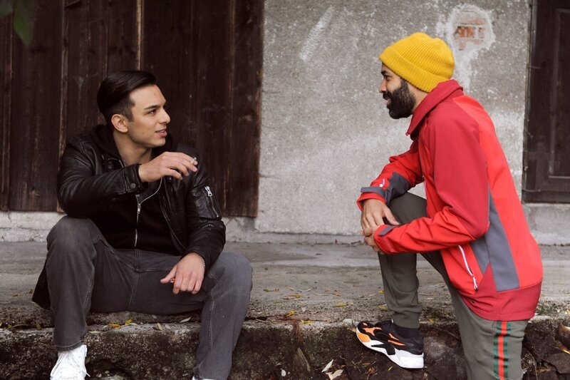 Leon (Joel Akgün, links) wird von Pfarrer Naveen (Markus Subramaniam) beim Joint-Rauchen erwischt. – Bild: Marco Orlando Pichler /​ BR