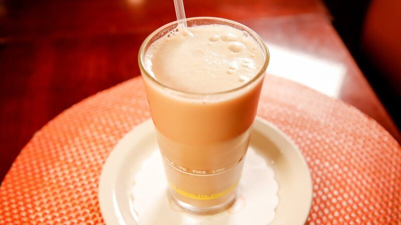 Das Chocolate-Egg-Cream-Soda ist eine kohlensäurehaltige Mischung aus Fox’s U-bet Schokoladensirup, Milch und Selterswasser, serviert hier bei „Junior’s“ in Brooklyn. – Bild: ORF/​Warner/​The Travel Channel