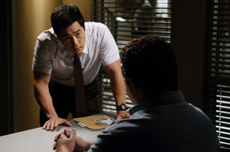 Ermittelt im Mordfall Alan Foster: Kimball (Tim Kang, l.) … – Bild: Warner Bros. Television