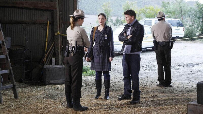 v.li.: Sheriff Becky Conway (Jenica Bergere), Brennan (Emily Deschanel) und Booth (David Boreanaz). – Bild: TVNOW /​ FOX