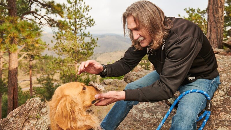 Dr. Jeff Young and his dog Fred as seen on Dr. Jeff: Rocky Mountain Vet. – Bild: Gabriel Nivera /​ Animal Planet /​ Photobank 36232_JeffOutdoor_0610 /​ Discovery, Inc.