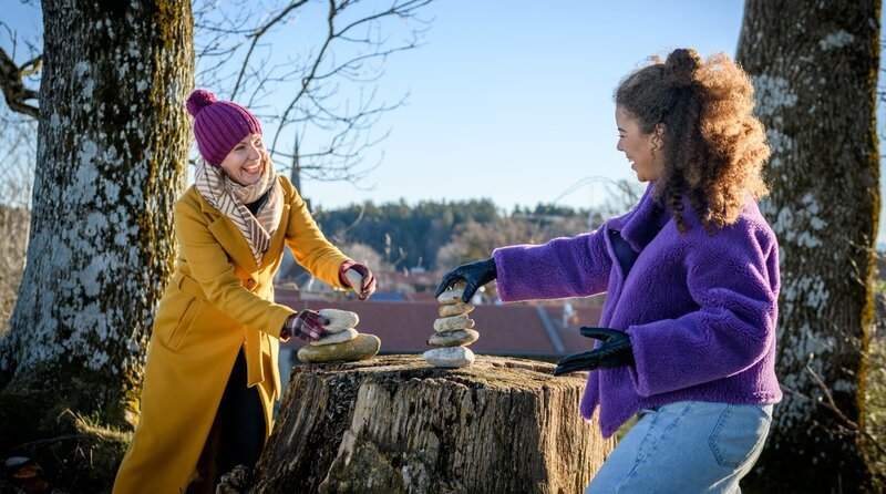 Ana (Soluna-Delta Kokol, r.) und Katja (Isabell Stern, l.) stellen fest, dass sie sich sympathisch sind. – Bild: ARD/​WDR/​Christof Arnold