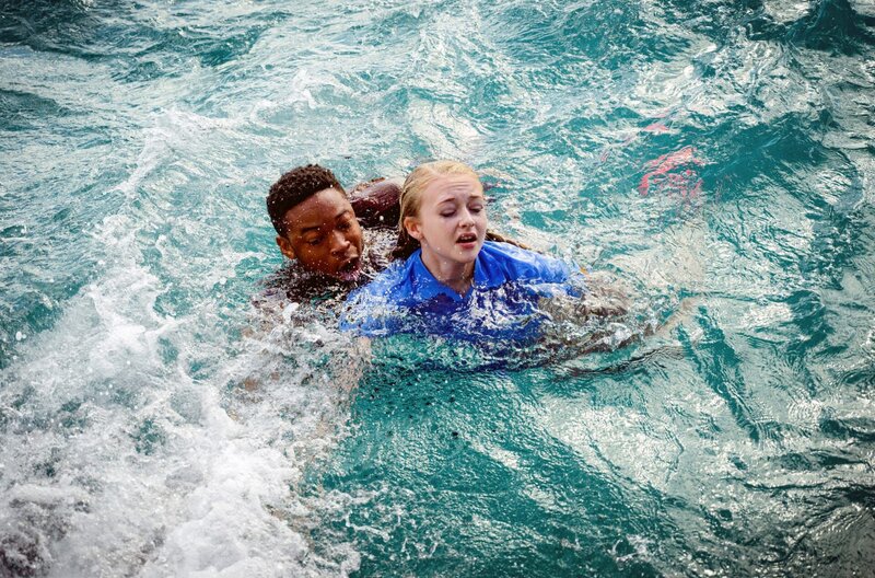 Der junge Fischer Jean (Dimitri Abold) rettet Isabelle (Sarah Warth). – Bild: ARD Degeto/​Daniel Villiers