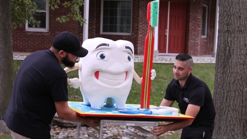 The cake is wheeled out. – Bild: International Networks /​ Discovery Communications