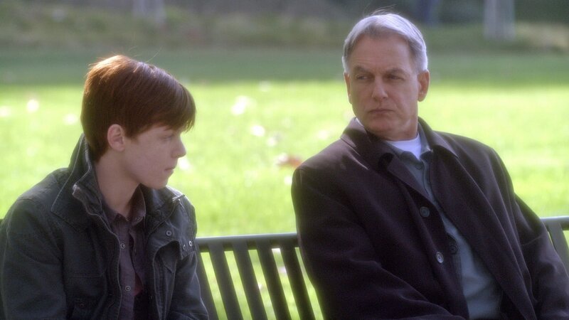 Nick Peyton (Cameron Monaghan, l.) soll seine Eltern ermordet haben. Gibbs (Mark Harmon, r.) und sein Team vernehmen den Jungen, um mehr über die Hintergründe zu erfahren … – Bild: CBS Television