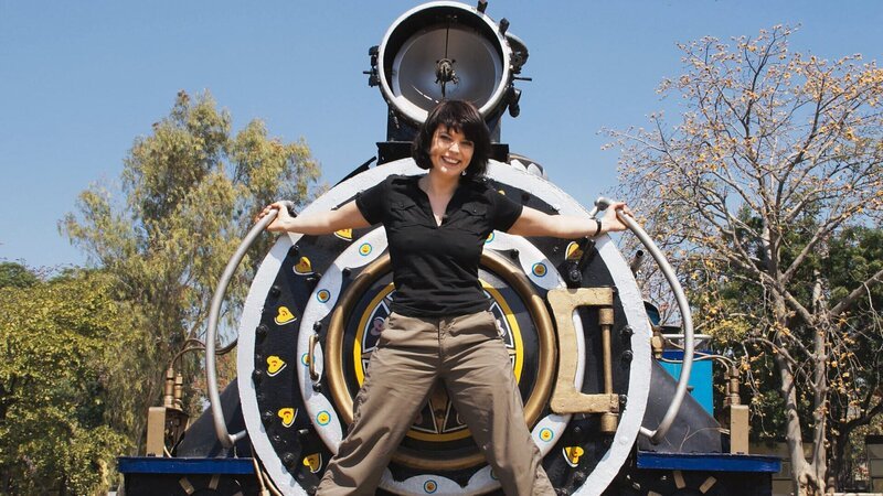 Mona Vetsch im Eisenbahnmuseum in Delhi. – Bild: ZDF und SRF, Markus Storrer