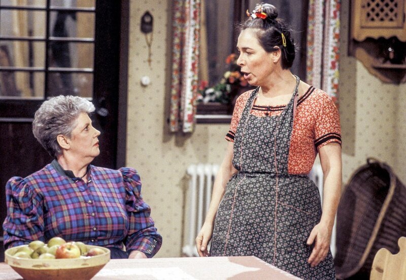 Erna (Erna Wassmer, li.) und Gerdi (Gerda Steiner) haben sich in den Haaren. – Bild: ORF/​RTL