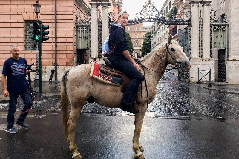 Gardist Matthias Gisler mit seinem Pferd Brio – Bild: SRF