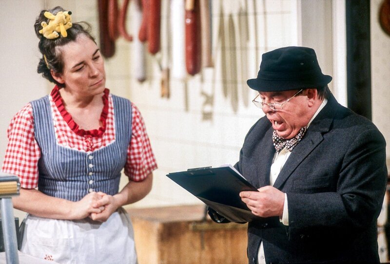Gerdi (Gerda Steiner) versucht herauszufinden, was der „Schnüffler“ (Pit Krüger) für das Gewerbeaufsichtsamt notiert. – Bild: ORF/​RTL