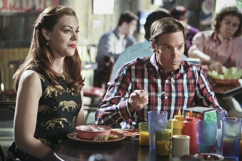 Annabeth (Kaitlyn Black, l.) freut sich darauf, ihren neuen Freund Davis (Barry Watson, r.) endlich ihren Eltern vorzustellen, doch die würden sich lieber mit einem anderen Mann unterhalten … – Bild: Warner Brothers
