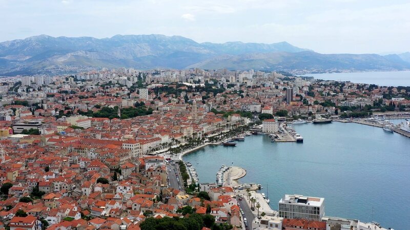 Quirlige Hafenstadt mit großer Historie: In Split ist Geschichte allgegenwärtig. – Bild: ZDF und Ampersand