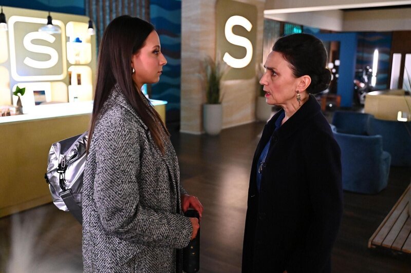 Simone (Tatjana Clasing, r.) macht Charlotte „Charlie“ (Shaolyn Fernandez) eine klare Ansage. – Bild: RTL