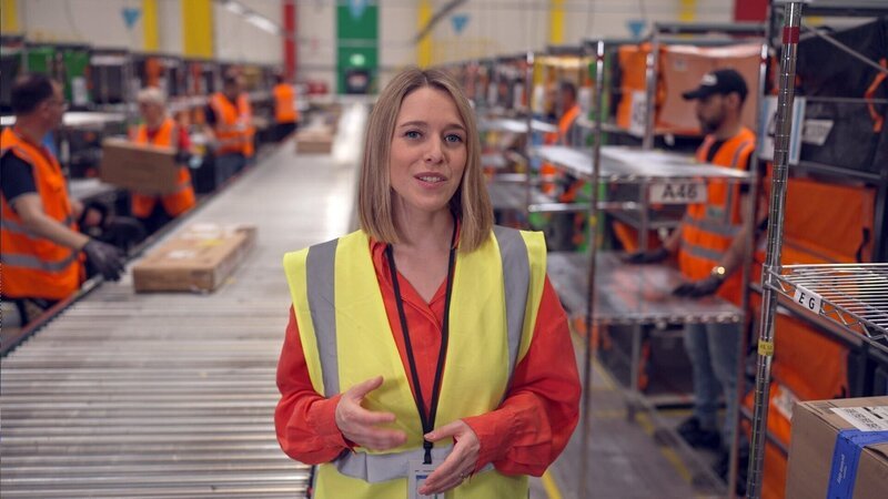 Mariella Gittler im modernem Versandhandel. – Bild: ORF/​Clever Contents/​Aurelia Geiger