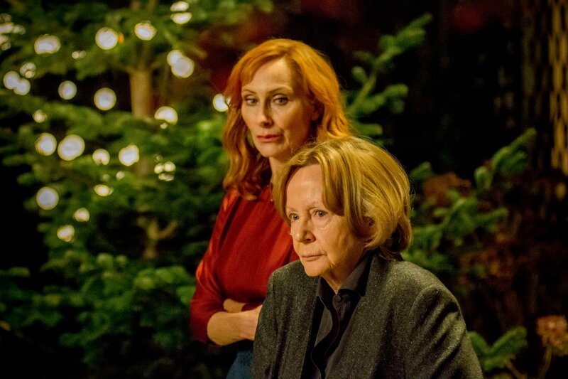 Für Gundula (Andrea Sawatzki, l.) wird das Weihnachtsfest mit der Familie zur Strapaze. Mutter Ilse (Christine Schorn, r.) macht sich Sorgen um ihren demenzkranken Mann. – Bild: NIK KONIETZNY
