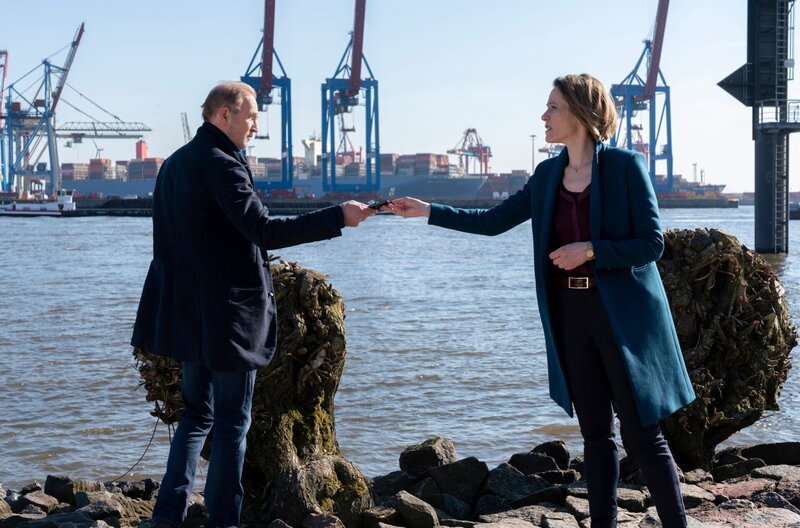 Hauptkommissar Jan Fabel (Peter Lohmeyer) bittet seine Ex-Freundin Sylvie (Stephanie Japp) um Hilfe. – Bild: ARD Degeto/Georges Pauly / ZDF Hauptkommissar Jan Fabel (Peter Lohmeyer) bittet seine Ex-Freundin Sylvie (Stephanie Japp) um Hilfe. – Bild: ARD Degeto/Georges Pauly / ZDF