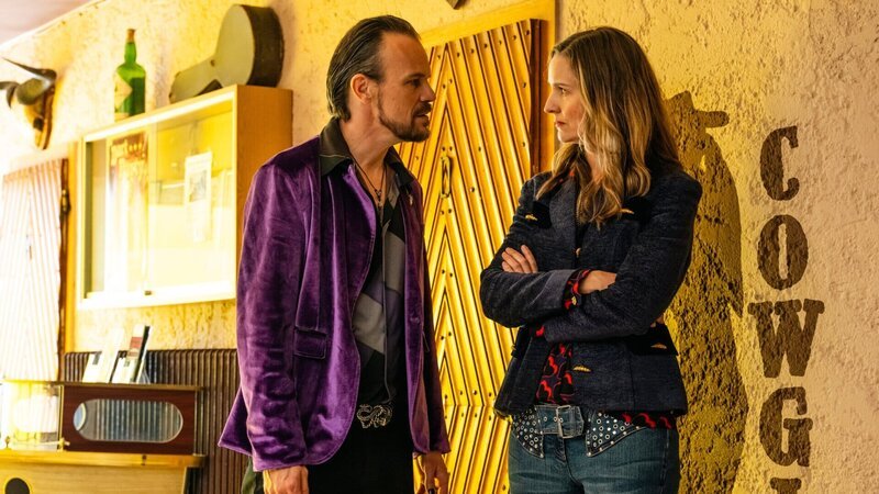 Heike König (Steffie Neubauer, l.) will den „Dart King“ Sascha Schuster (Robert Besta) davon abhalten, am anstehenden Turnier teilzunehmen. – Bild: Honorarfrei – nur für diese Sendung inkl. SocialMedia bei Nennung ZDF und Martin Rottenkolber.