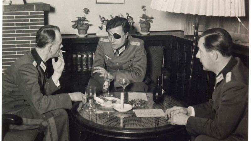 Claus Schenk Graf von Stauffenberg im Offizierscasino, einen Monat vor seinem Attentat auf Hitler. Hier eine neu entdeckte Aufnahme. – Bild: ZDF