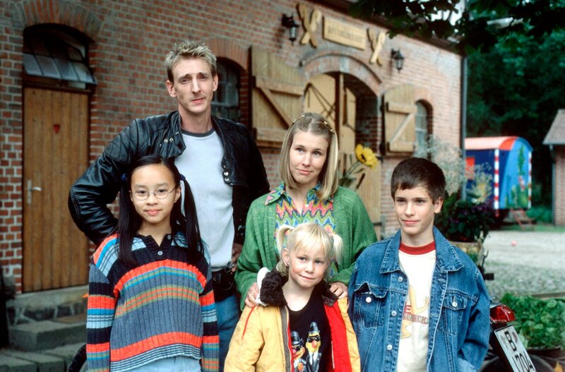 Hinten: Malte (Jan Hendrik Heinzmann), Susi (Kerstin Dräger), von links: Kiki (Thuy-Anh Cao), Merle (Elisa Pries), Sören (Felix Beyerbach). – Bild: NDR/​Televersal