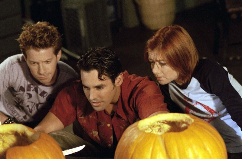 (v.l.n.r.) Oz (Seth Green), Xander (Nicholas Brendon) und Willow (Alyson Hannigan) inspizieren ihre Halloween-Kürbisse. – Bild: Twentieth Century Fox Film Corporation