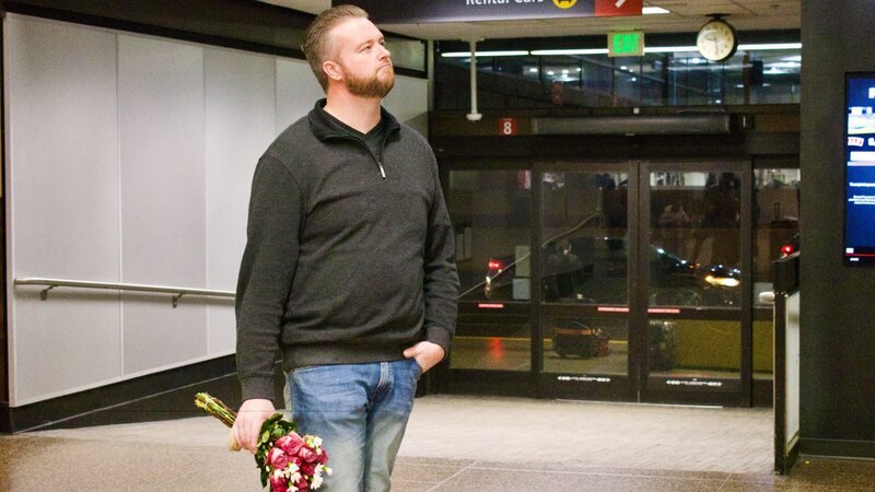 Mike waits for Natalie at the airport. – Bild: TLC /​ Photobank 37148_ep802_012 /​ Discovery Communications, LLC