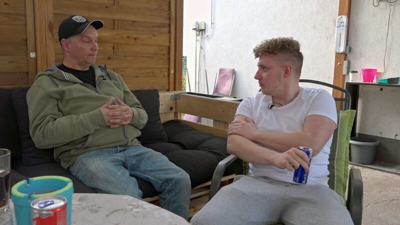 Jonas ist bei seinem Kumpel Michael in den Baracken zu Besuch. Der 23-Jährige plant, endlich eine Ausbildung zu machen und will den selbstständigen Hausmeister bitten, ihm mit Rat und Tat bei seinem Vorhaben zur Seite zu stehen. – Bild: RTLZWEI