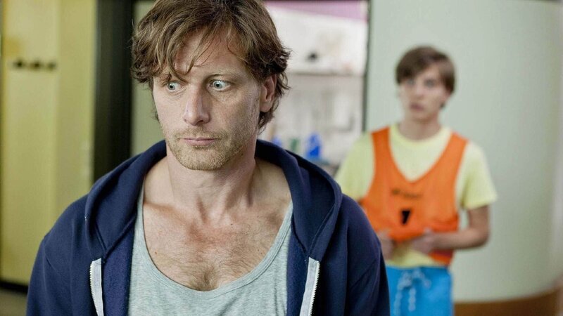 Durch Stefan Vollmer (Hendrik Duryn, l.) hat Roman (Jannik Schümann) erfahren, dass er adooptiert wurde. Das wollte Stefan nicht – er ist geschockt. – Bild: TVNOW /​ Frank Dicks