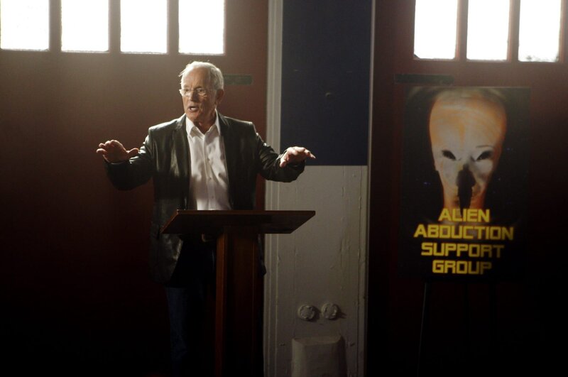 Die Astrophysikerin Marie Subbarao wird tot in ihrem Wagen auf einem Eisenbahngelände aufgefunden. Wurde sie vielleicht Opfer einer Entführung durch Außerirdische? Kann der Experte auf diesem Gebiet Benny Stryker (Lance Henriksen) helfen? – Bild: American Broadcasting Companies, Inc.