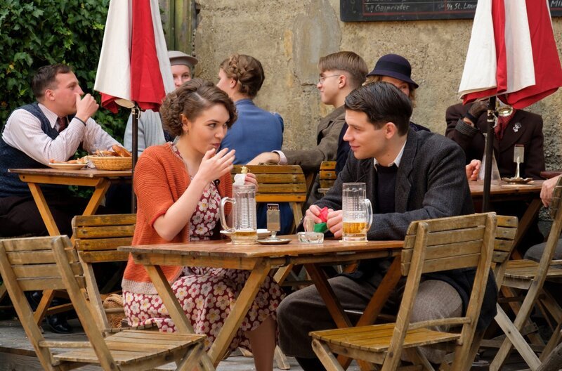 Emma Drogunova (Anezka), Simon Morzé (Franz Huchel). – Bild: Petro Domenigg Emma Drogunova (Anezka), Simon Morzé (Franz Huchel). – Bild: Petro Domenigg