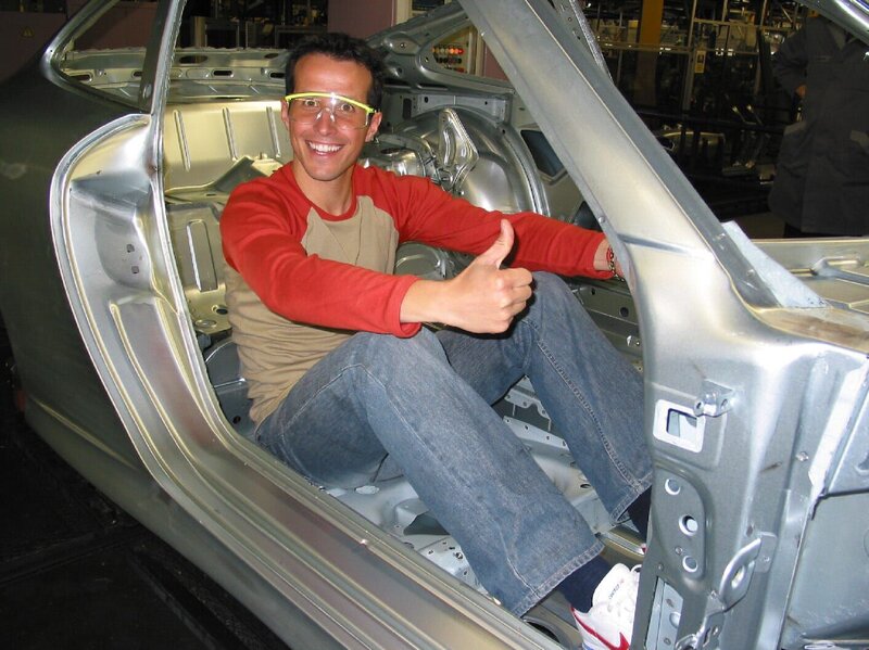 Willi Weitzel bei der Firma Porsche in Zuffenhausen bei Stuttgart. Hier erfährt er, wie die Autos gebaut werden und setzt sich in den Rohbau eines Autos. – Bild: BR/​megaherz