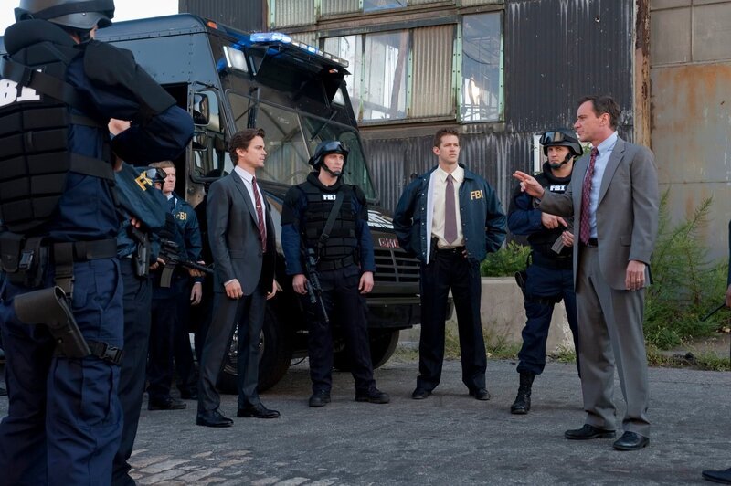 Neal Caffrey (Matt Bomer, 3.v.l..) und Peter Burke (Tim DeKay, r.) – Bild: David Giesbrecht /​ David Giesbrecht/​USA Network /​ Episodic /​ © USA Network