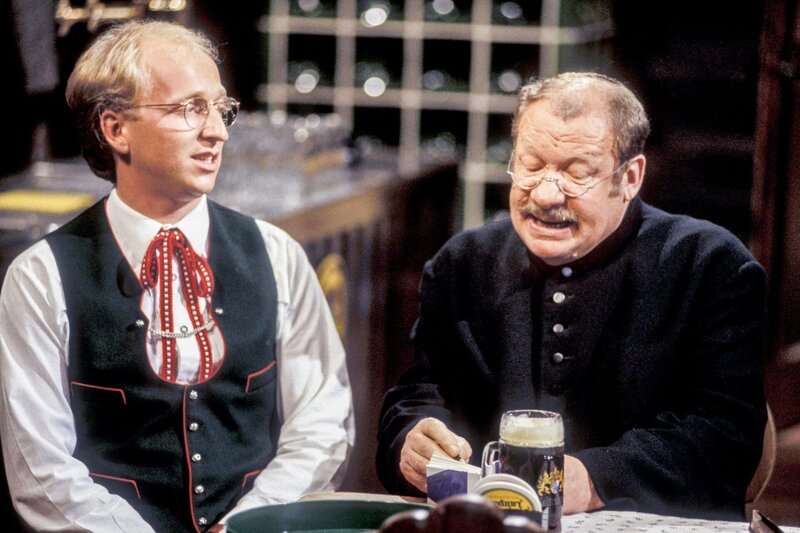 Der Pfarrer (Wolfgang Völz, re.) klagt Anton (Frank Schöder) sein Leid. – Bild: ORF/​RTL