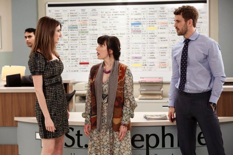 Chelsea Snap (Katy Colloton, 2.v.l.), Cecilia Cannon (Caitlin Barlow, 2.v.r.), John (Nick Viall, r.) – Bild: Comedy Central