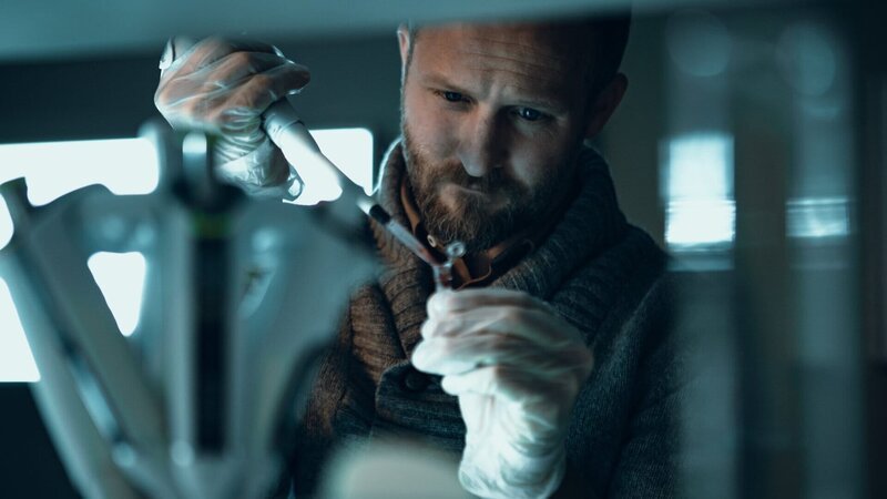 Dr. Thomas Lorenz (Maximilian Brückner) forscht auf Hochtouren nach dem Jemen-Virus. – Bild: ZDF und Hannele Majaniemi