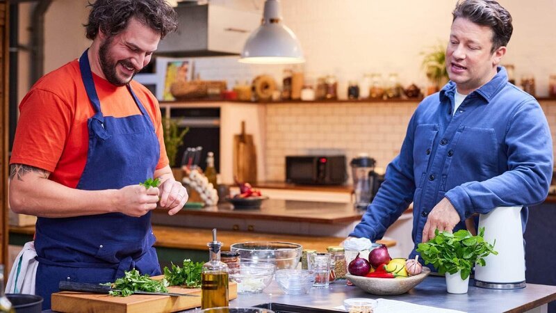 Die Köche stellen der Jury ihre Kochbuch-Ideen und Rezepte das erste Mal vor, immer an ihrer Seite: Jamie Oliver. In anderthalb Stunden müssen sie ein Gericht zubereiten, welches ihrer Meinung nach das Konzept ihres Kochbuches am Besten repräsentiert. – Bild: RTL /​ Jamie Oliver Enterprises Ltd.
