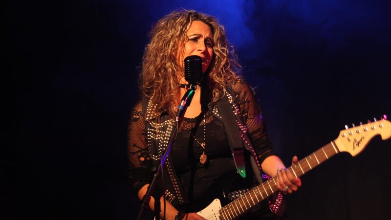 Lisa rocking out to the song they wrote. – Bild: Discovery Communications