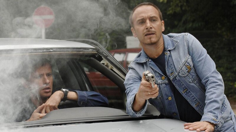 Semir schaut Brandt hinterher, den Schneider mit seinem Bremsmanöver etwas unsanft außer Gefecht gesetzt hat. – Bild: MG RTL D /​ Guido Engels