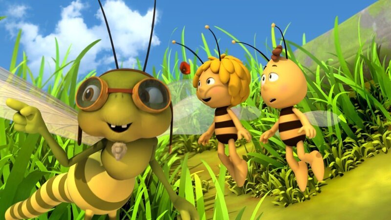 Die Libelle Otto bringt Maja und Willi das Rückwärtsfliegen bei. – Bild: ZDF/​Studio100 Animation