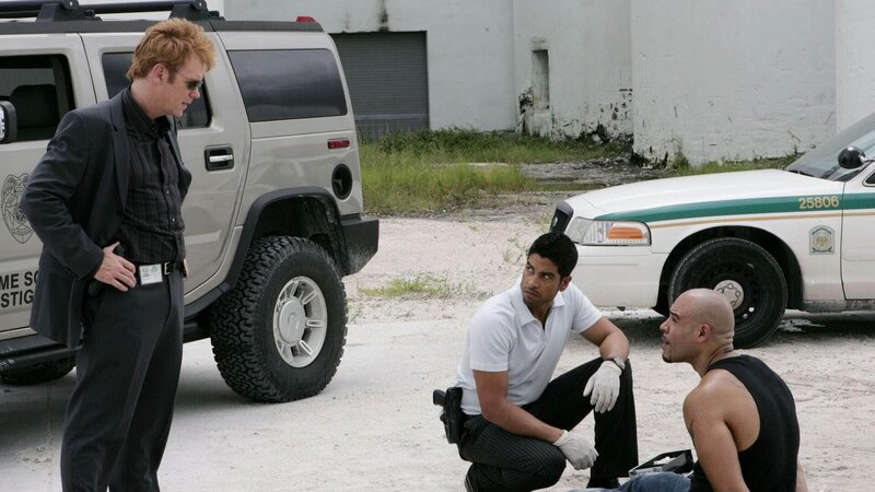 Horatio (David Caruso, li.) und Delko (Adam Rodriguez, 2.v.re.) haben es geschafft, den Anführer der Mala Noche, Raphael Sifuentes (Lobo Sebastian), zu stellen. Nun muss das CSI-Team nur noch Diablo schnappen … – Bild: SUPER RTL