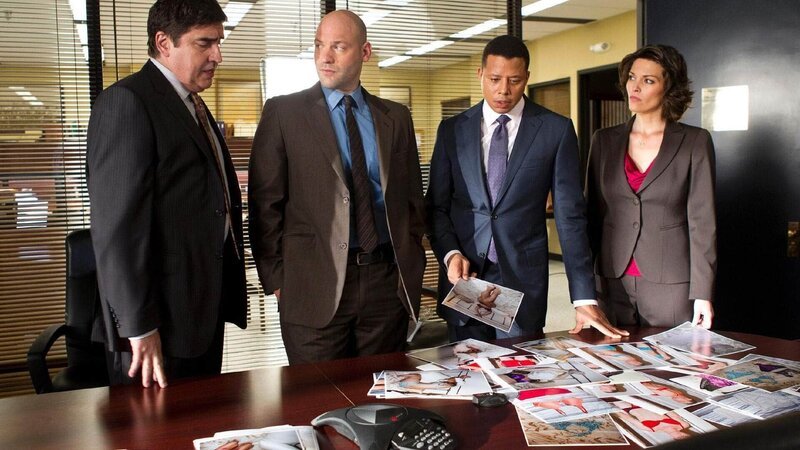 (v. l.) Deputy D. A. Ricardo Morales (Alfred Molina), Detective Thomas „TJ“ Jaruszalski (Corey Stoll), Deputy D. A. Jonah Dekker (Terrence Howard), Deputy D. A. Connie Rubirosa (Alana De La Garza) – Bild: TVNOW /​ Universal